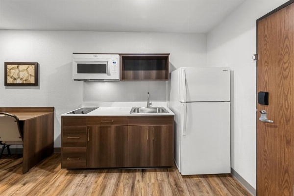 WoodSpring Suites Kansas City Airport image 17
