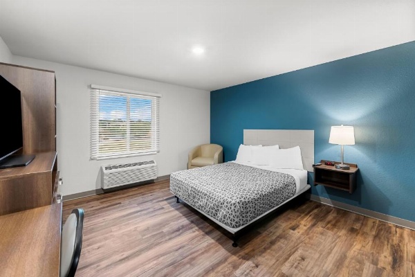 WoodSpring Suites Kansas City Airport image 29