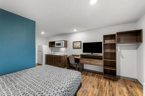 WoodSpring Suites Kansas City Airport 5
