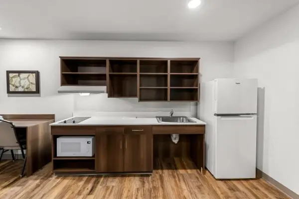 WoodSpring Suites Kansas City Airport 6