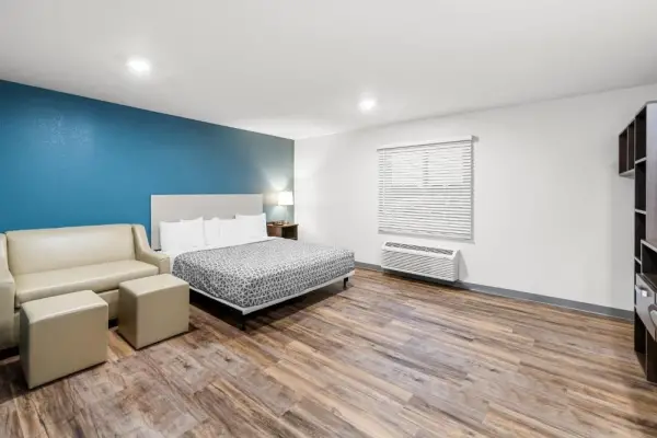 WoodSpring Suites Kansas City Airport 7