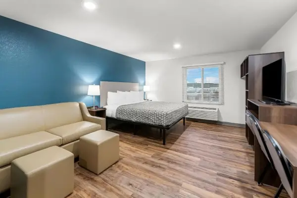 WoodSpring Suites Kansas City Airport 8
