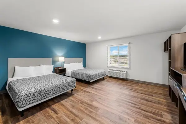 WoodSpring Suites Kansas City Airport 9